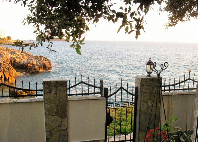 A luxurious villa with swimming pool in Utjeha